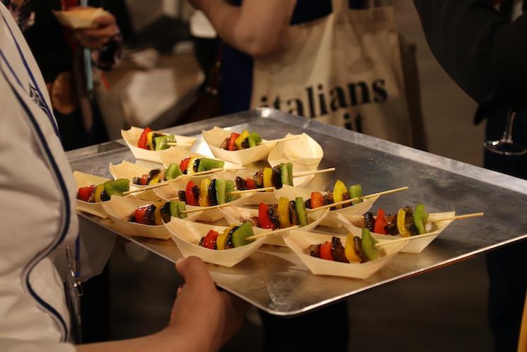 Les brochettes végétales soigneusement préparées par la vénérable moine bouddhiste Hong Seung pour Taste Korea ! 2022 au salon Taste of Paris