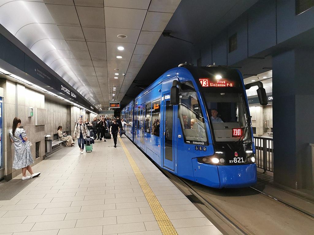 Un tram à la gare centrale de Cracovie, en 2022 (crédit : elot360)