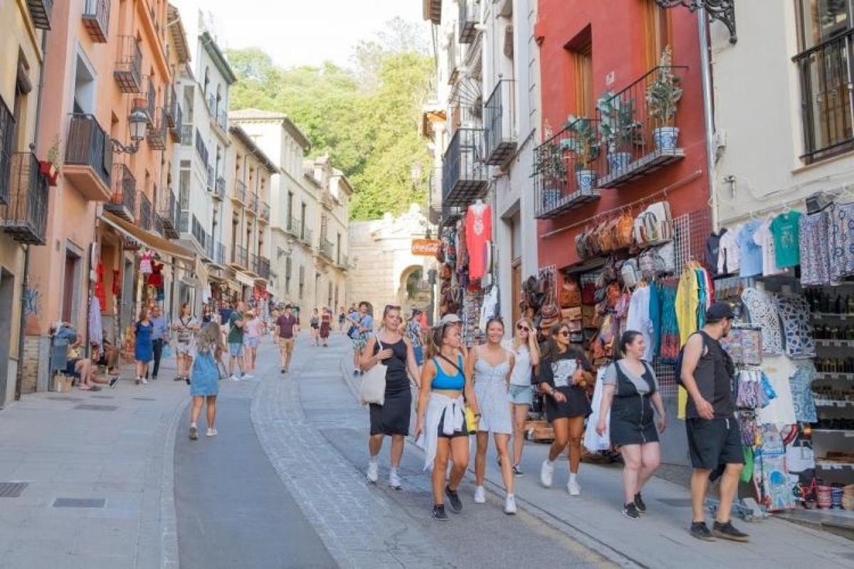 Touristes dans les rues de Grenade