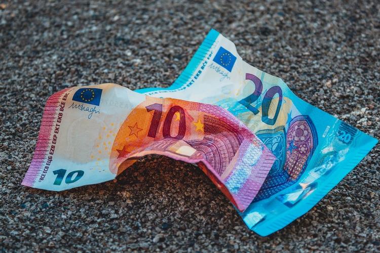 Des billets rouges et bleus d'euros pour l'inflation dans la Communauté valencienne