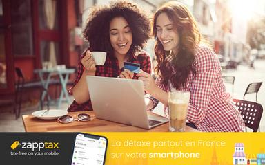 deux femmes en terrasses avec un ordinateur et logo Zapptax