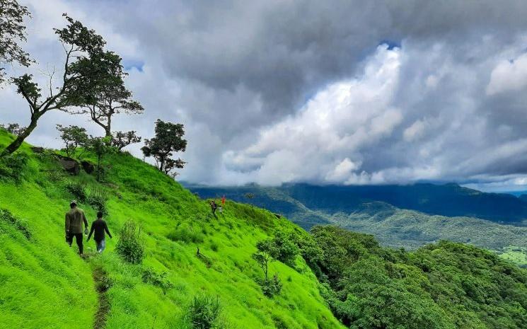 La chaine des Sahyadri près de Mumbai pendant la mousson