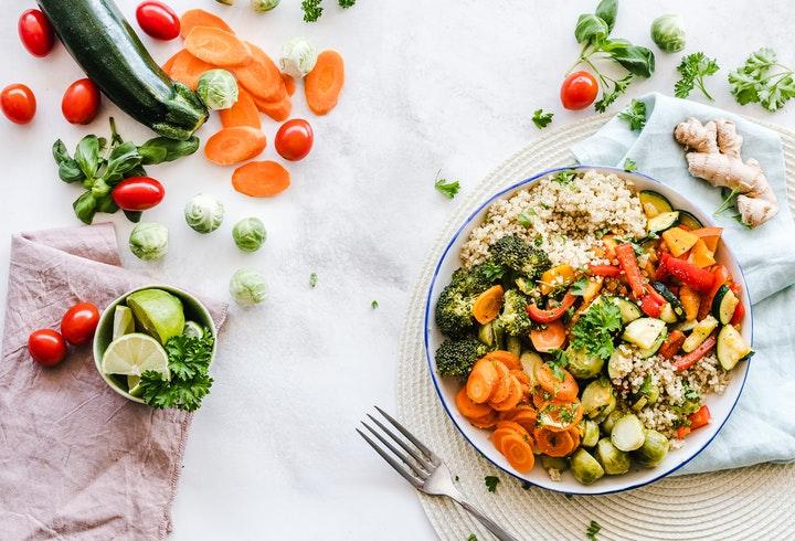 Repas équilibré avec du boulgour et des légumes