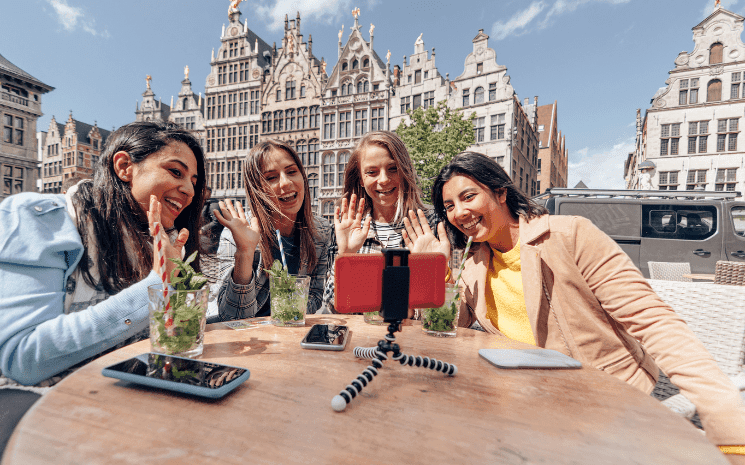 Des étudiantes erasmus autour d'une table dans leur ville d'accueil