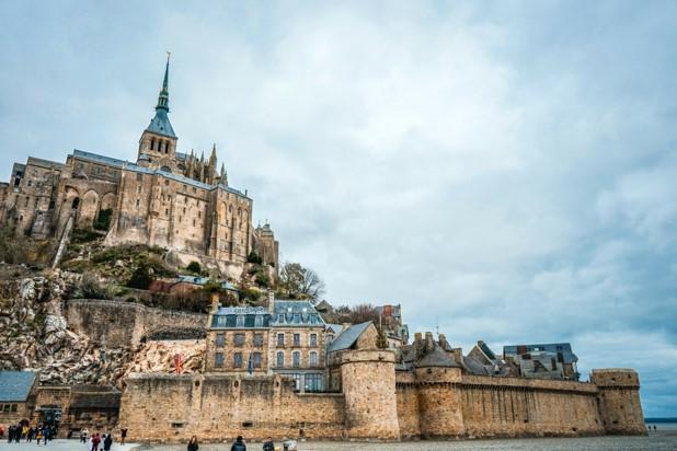 Le majestueux mont saint michel en Normandie à marée basse