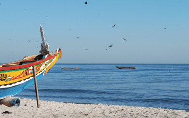 pirogue sur une plage à dakar