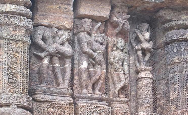 Des postures sexuelles sur les bas-côtés du temple de Konark en Inde