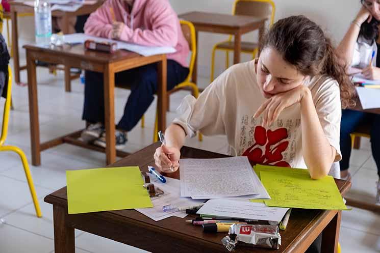 une lycéenne passe le bac