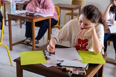 une lycéenne passe le bac