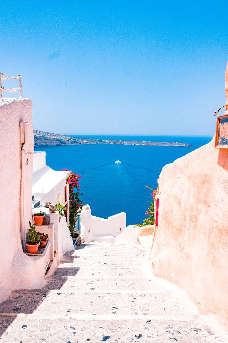 Une vue sur la mer depuis un village sur une île en Grèce