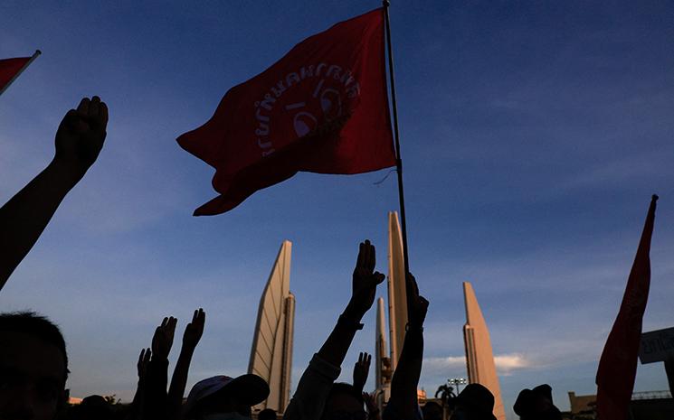 Manifestants-Monument-Democratie-drapeau