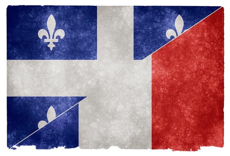 Un drapeau québécois et un drapeau français l'un sur l'autre, symbole la Fédération France-Québec/francophonie