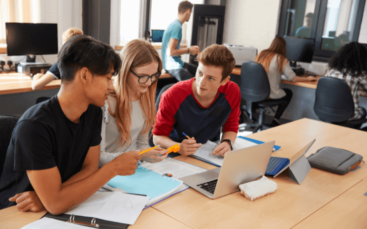 Des étudiants en études supérieures à la recherche d'un job étudiant à l'étranger