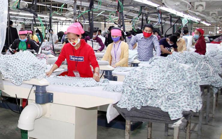 ouvriers dans une usine textile cambodgienne 2