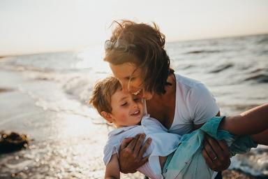 Femme avec son enfant au bord de la plage 