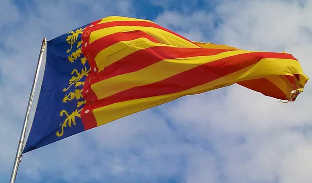 le drapeau valencien jaune rouge et bleu