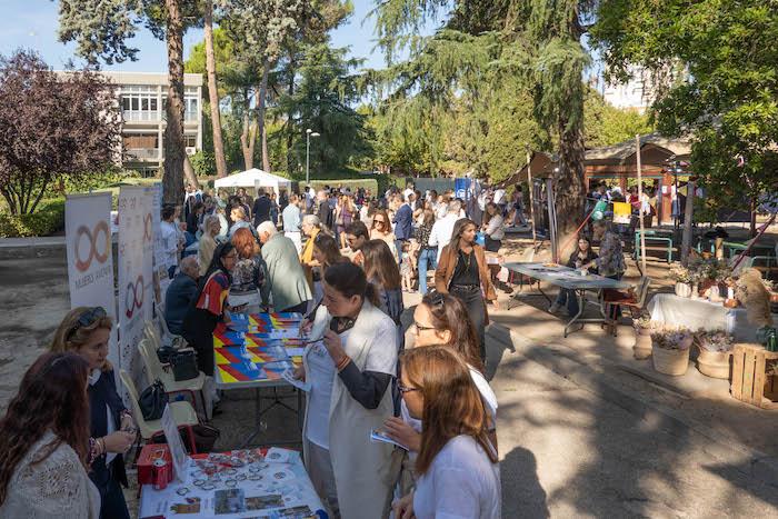 beaucoup de monde assiste à la manifestation