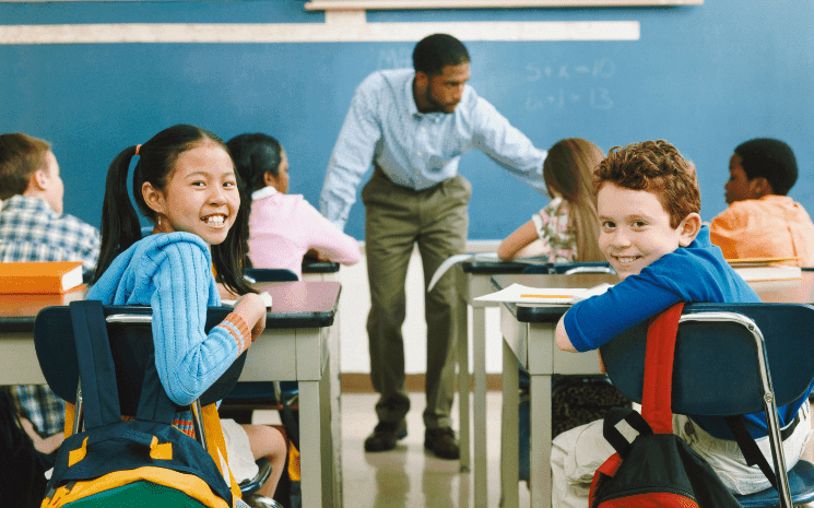 Des enfants à la rentrée des classes dans les lycées français de Londres