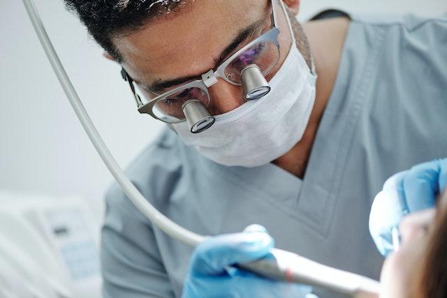 Un chirurgien dentiste en Roumanie