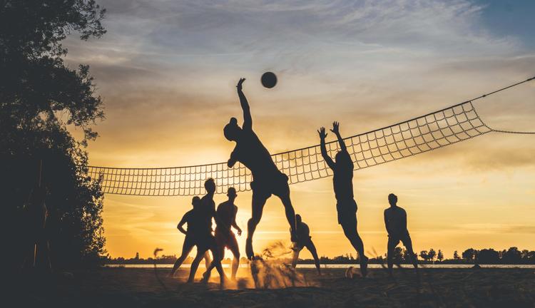 des personnes en train de jouer au volley-ball a valencia