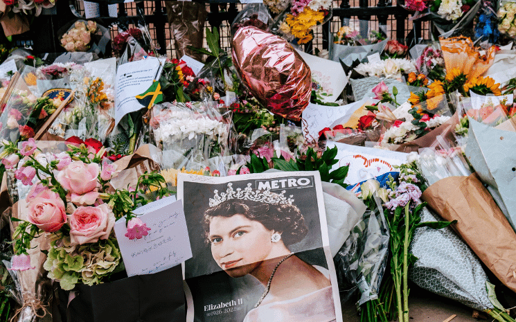 fleurs en hommage à elizabeth II