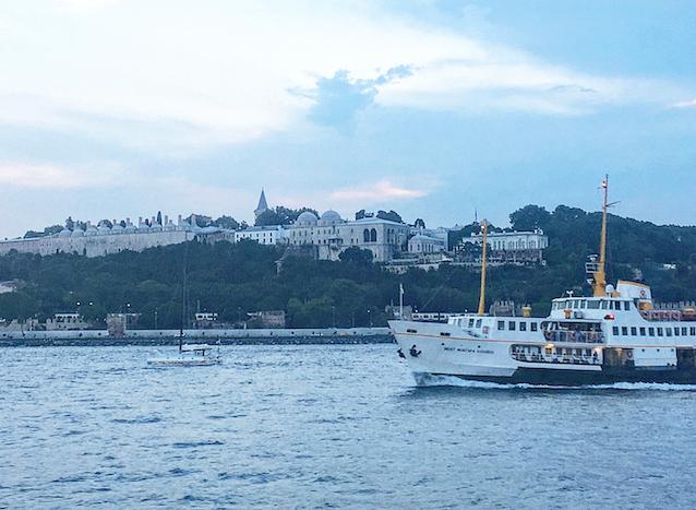 Un bateau navigue en Turquie, à Istanbul 