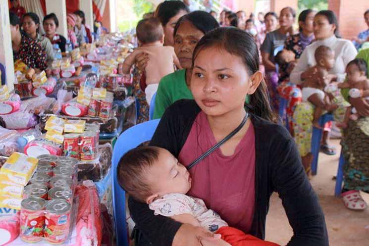 jeune cambodgienne avec son bébé AKP