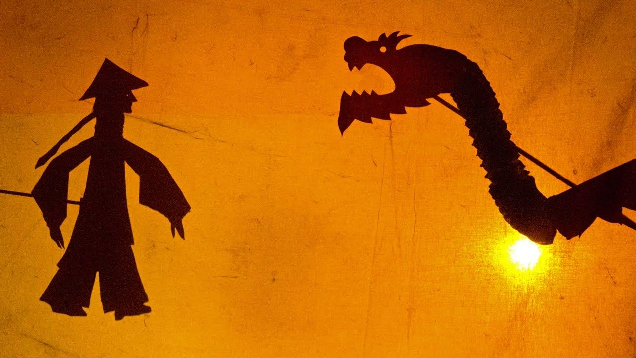 des ombres chinoises en Chine avec un prince et un dragon