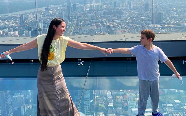 Une maman et son fils sur le toit en verre de la tour Maha Nakhorn a Bangkok