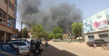 A Ouagadougou , l'ambassade de France est attaquée 