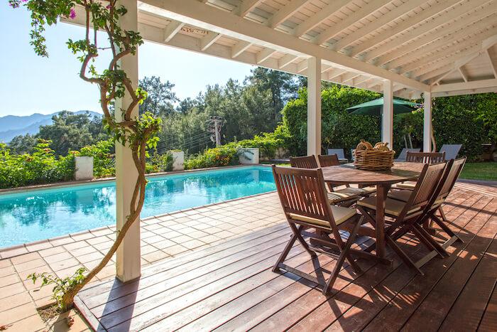 Une terrasse avec piscine