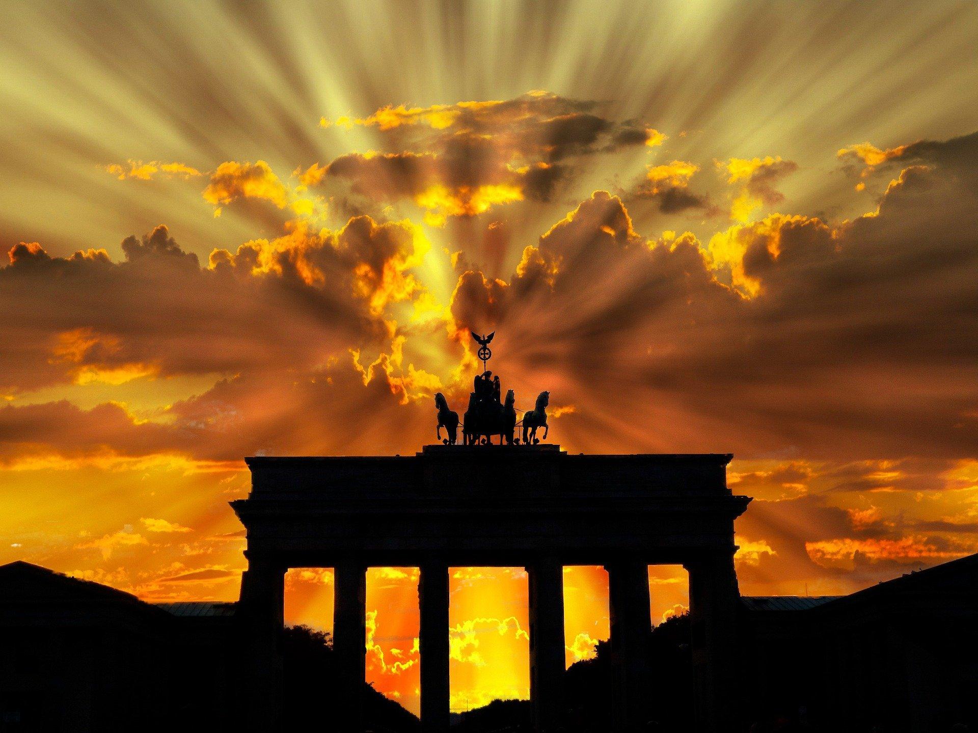 Un monument en Allemagne au coucher du soleil 