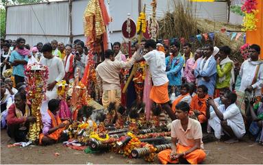 Installation pour Dussehra chez les tribus Bastar dans le Chhattisgarh 