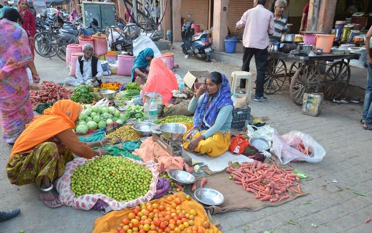 femme vendant des légumes dans la rue à Jaipur en Inde