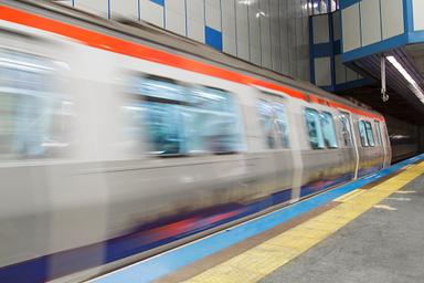 Une rame de metro kadikoy à istanbul roule très vite et traverse une station