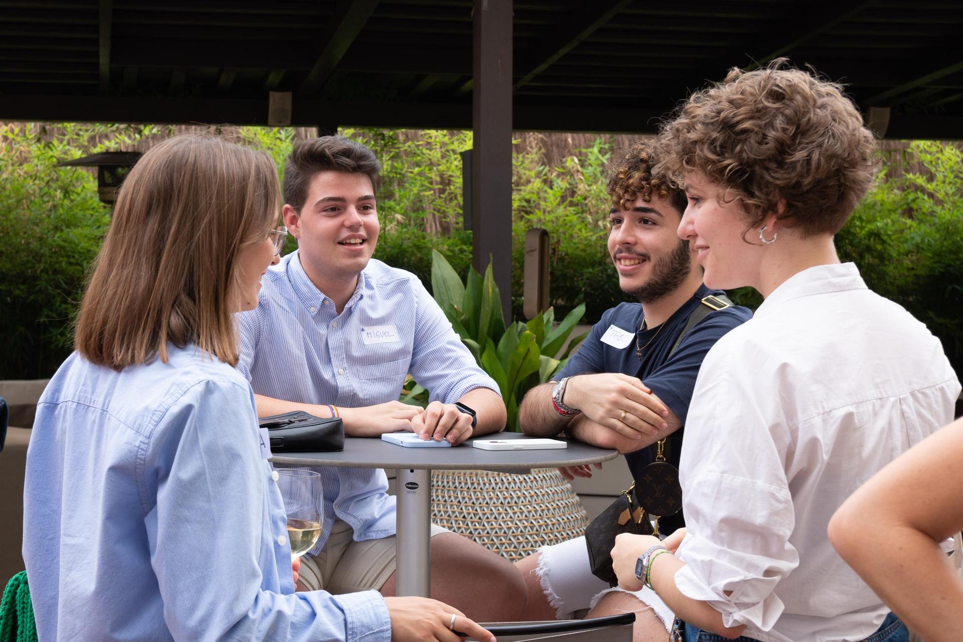 quatre stagiaires en train de parler a valencia