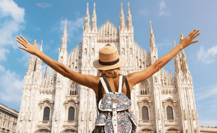 une jeune femme touriste devant le duomo de Milan