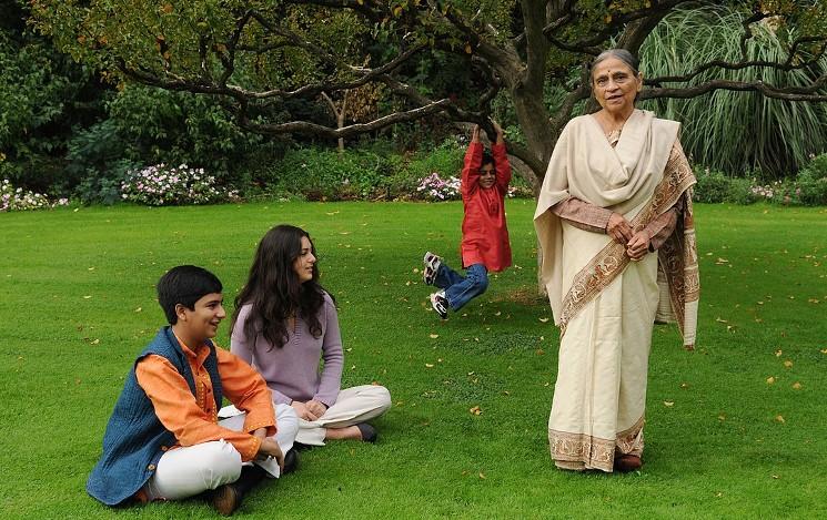 Ela Bhatt avec ses petits-enfants