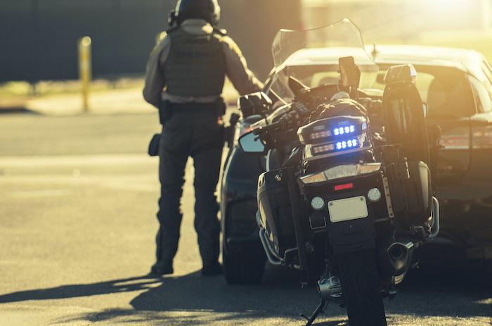 Un Guardia civil contrôle un conducteur sur la route