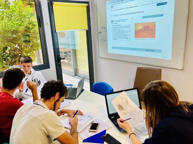 Travail en groupe d'une classe en BTS Tourisme international à Athènes