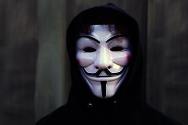 Une personne portant un masque V pour Vendetta, inspiré de Guy Fawkes, alors que le Guy Fawkes Day sera célébré le 5 novembre au Royaume-Uni