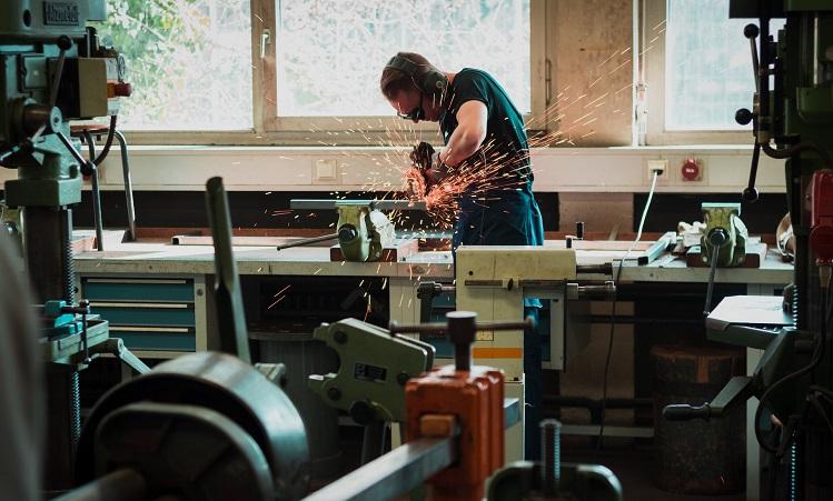 ouvrier dans une usine