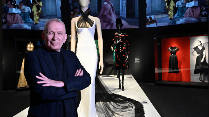 Jean Paul Gaultier devant les oeuvres de l’expo 'Cine y moda', au CaixaForum de Sevilla. / M. G. @diariosevilla