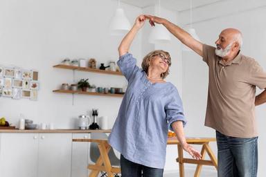 Un couple senior danse, heureux