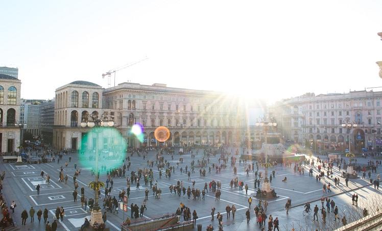 population italienne sur la place du duomo