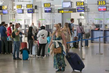 Foule à l’embarquement dans l’aéroport de Malaga