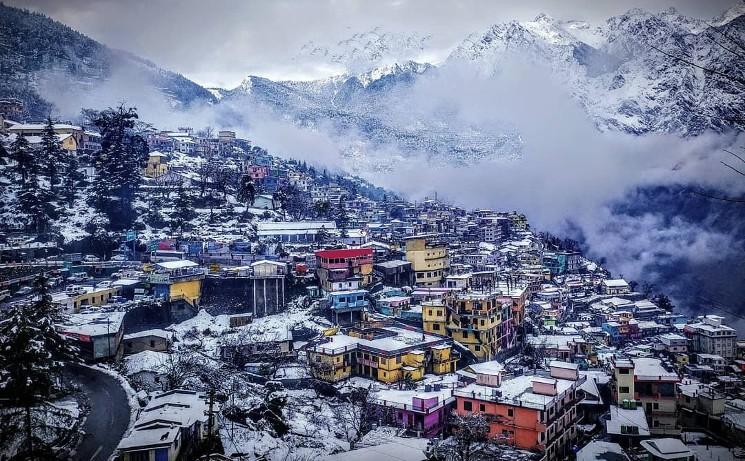 Joshimath sous la neige dans l'Etat de l'Uttarakhand en Inde