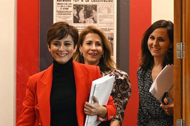 La porte-parole du gouvernement Isabel Rodríguez et la ministre des droits sociaux Ione Belarra lors de la conférence de presse