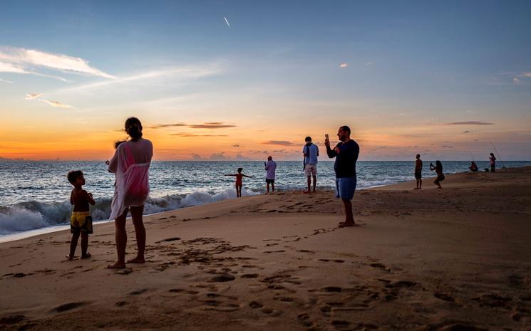 Touristes-plage-Thailande-Coucher-soleil