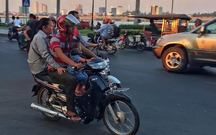 Une famille sur un scooter quai Sisowath Phnom Penh. Crédits  David-Flickr Creative Commons